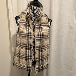 Entro Plaid Puffer Vest in Cream and Dark Navy to Black